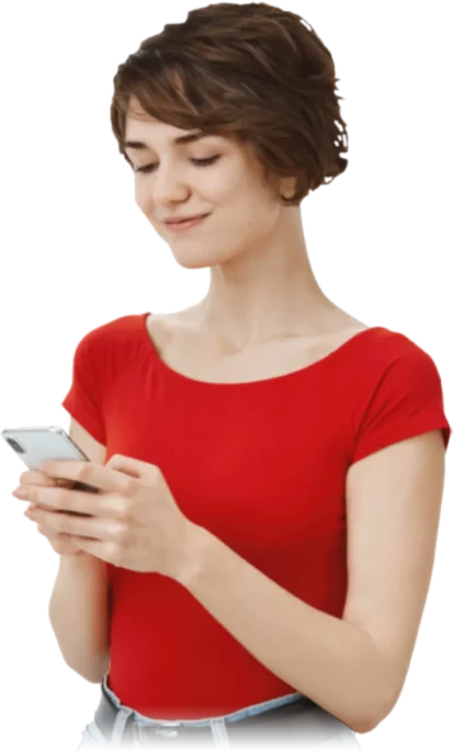 Chica con blusa roja viendo su celular